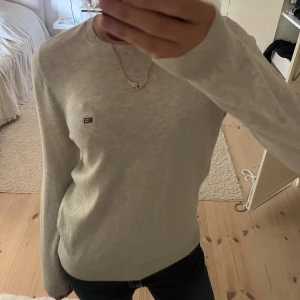 Beige Stickad Lexington 🤍🤍 - Väldigt fin och perfekt för hösten 💛, köparen står för frakt. Använd gärna ”köp nu”😚😚