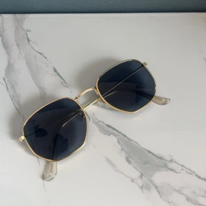 Snygga och enkla solglasögon🌸 - Snygga solglasögon som är helt oanvända!!🙌🏼 Nypris 18:- så lite billigare💕