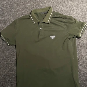 Prada pike mörkgrön L - Mycket fint skick, riktigt bra kvalitet storlek L sitter som medium 