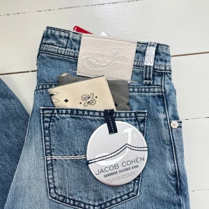 Jacob cohën W30 Type 620 - HELT Nya, med certifikat, tråd, scarf och lite annat! W30 och passar bra för runt 180 60 kg ish. Kan gärna mäta! Kom med frågor, priset är inte hugget i sten! 🪨 