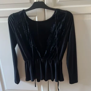 Svart blus  - Svart blus som inte kommer till användning längre är i bra skick i färgen svart från Gina tricot i storlek S 
