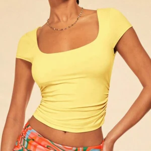 Gul topp från SHEIN - Superfräsch gul croppad topp från SHEIN med korta ärmar och fyrkantig ringning. Den har rynkade sidor som ger en snygg passform. Perfekt till sommarens alla outfits och enkel att matcha med både jeans och kjol. Säljer då den inte passade mig. Endast testad. Köpte för 80kr säljer för 40kr.