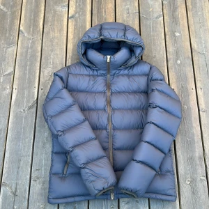 Herno jacka - Säljer nu denna snygga vinterjacka från märken HERNO som är kända för sina exklusiva kläder i sjukt hög kvalite! Size 48 motsvarar S! Skick 8,5/10 jättebra skick enstaka tecken på användning. Nypris 6000kr och den är slutsåld på nätet. Hör av dig vid minsta fundering 🤩