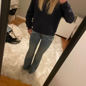 Lågmidjade jeans  - Superfina blåa jeans ifrån Gina tricot young!  Säljs då de är för korta på mig. Storlek 152. Jag har sprättat upp nederkanten på byxorna (bild 2) annars inga defekter!🫶 Kontakta vid fler frågor eller fler bilder!❤️ Går bra att klicka köp nu!🤗Nypris 299kr