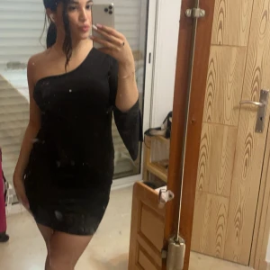 Svart oneshoulder kortklänning - Aldrig använd, endast testad 