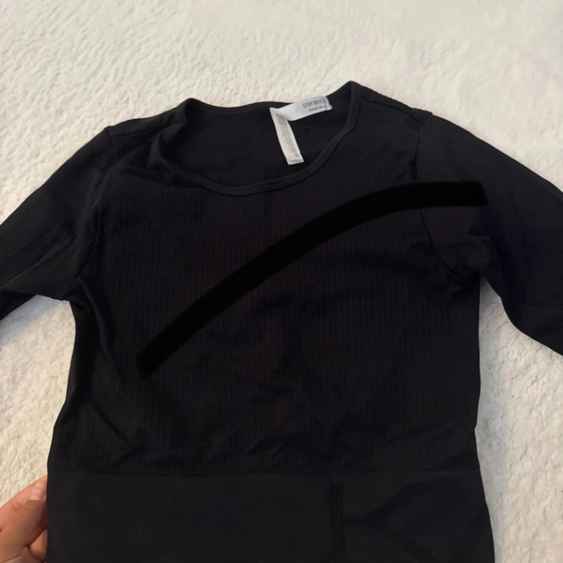 Svart croppad långärmad topp Divided