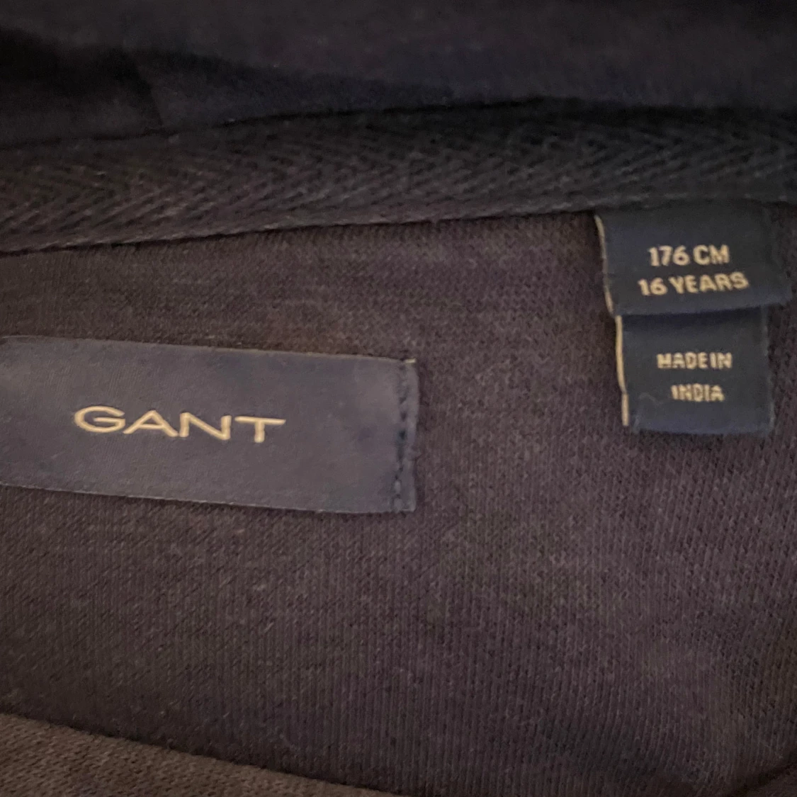 Mörkblå hoodie från GANT - 2