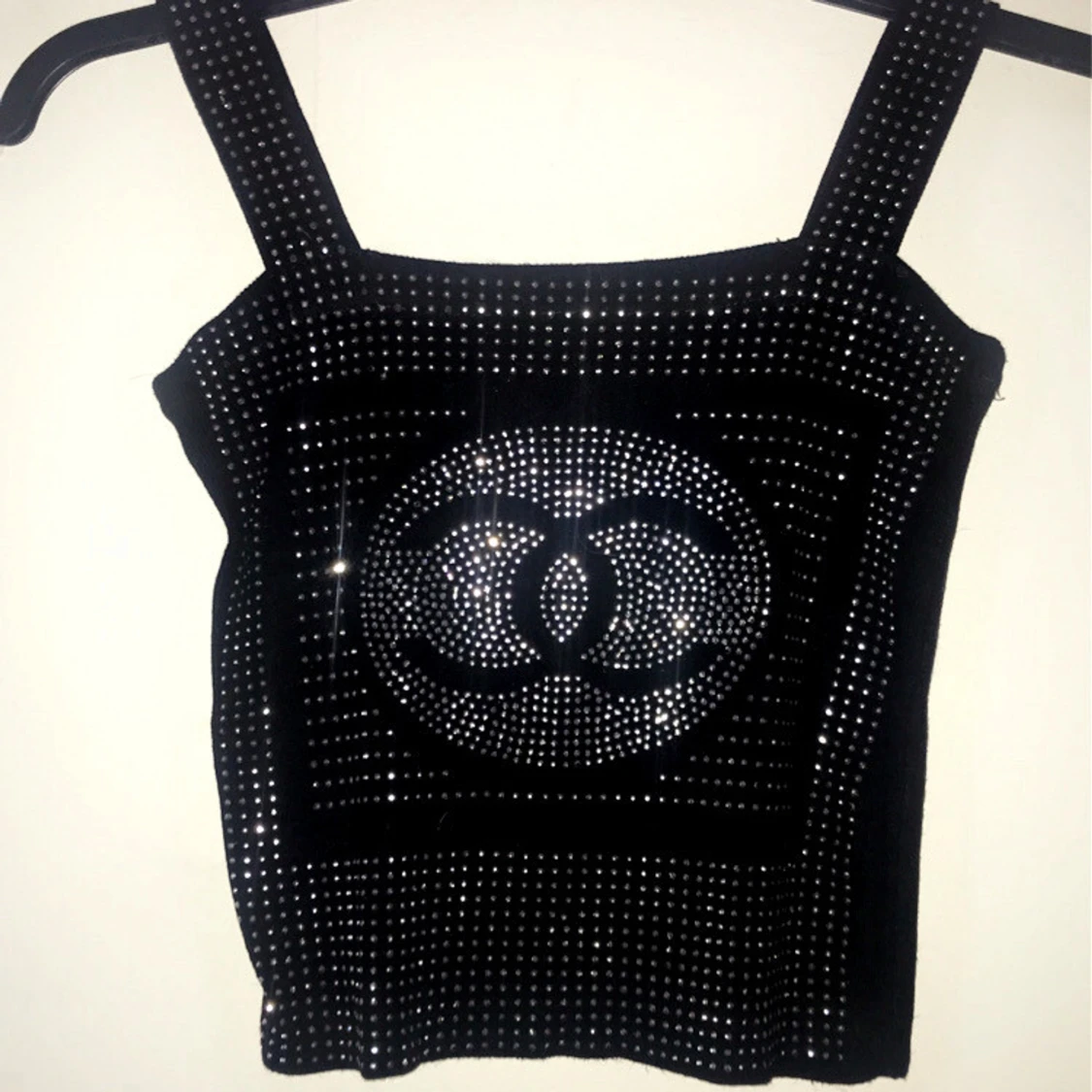 Svart glittrig topp med strass och logga - 1