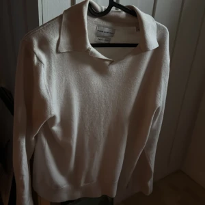 Beige merinotröja från These Glory Days - Snygg beige långärmad tröja från These Glory Days i mjuk superior merinoull. Tröjan är i fint skick men har tyvärr krymt, skulle säga att den passa xs eller mindre s. Vid frågor är det bara att skriva ☀️