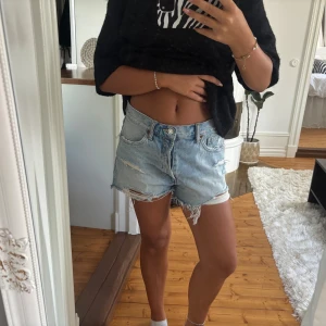 Lågmidjade jeansshorts  - Säljer dessa snygga slitna shorts från Zara i storlek 38!💖💖🙏🏽