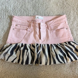 Rosa jeanskjol med volanger  - Rosa jeanskjol med snygga volanger i zebra mönster💞💖från mango men köpt här på plick för 500kr, storlek 36 och aldrig använd av mig! 