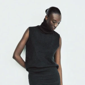 Topp zara - Svart stickad topp med hög polokrage och ärmlös design. Den är helt ny och lappar är kvar på. 