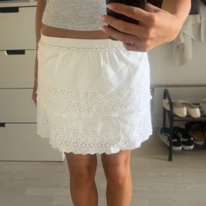 Vit kjol - Jättefin kjol från Zara!! Jätte fin med en stickad tröja över eller bara att ha till vad som helst!!🤍🤍