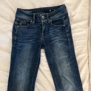 G-star jeans  - Lågmidjade bootcut jeans från g-star. nypris 1345kr. strolek 25/34, i ett mycket bra skick.