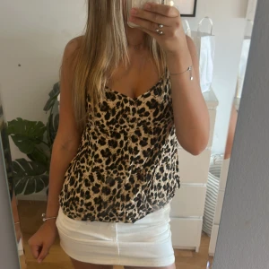 Leopard topp - Snygg linnetopp med leopardmönster . Tunt och lätt material med smala axelband. Köpt utomlands och använd kanske 5+ gånger 