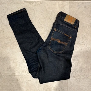 Nudie Jeans - Säljer dessa fina Nudie jeans som är Japan dry selvage. Över tid och användning så får jeansen en fin fade som ni kan se på sista bilden. Modellen är Lean Dean. Nypris är runt 2300 kr. Vid frågor, funderingar eller prisförslag är det bara att skriva. De är nästan helt nya! Väldigt rare dry japan salvages.