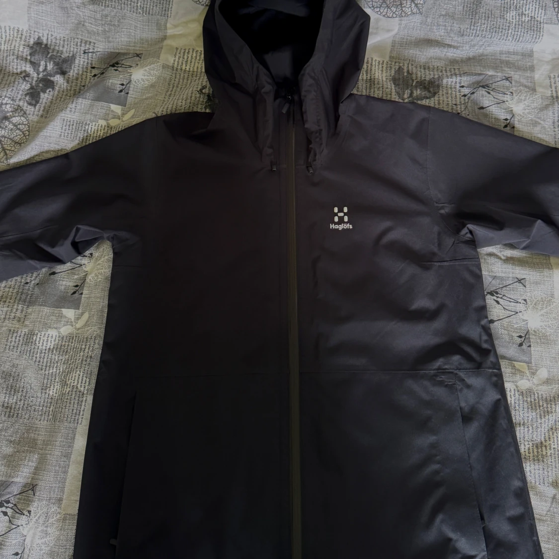 Svart regnjacka Haglöfs hellt ny