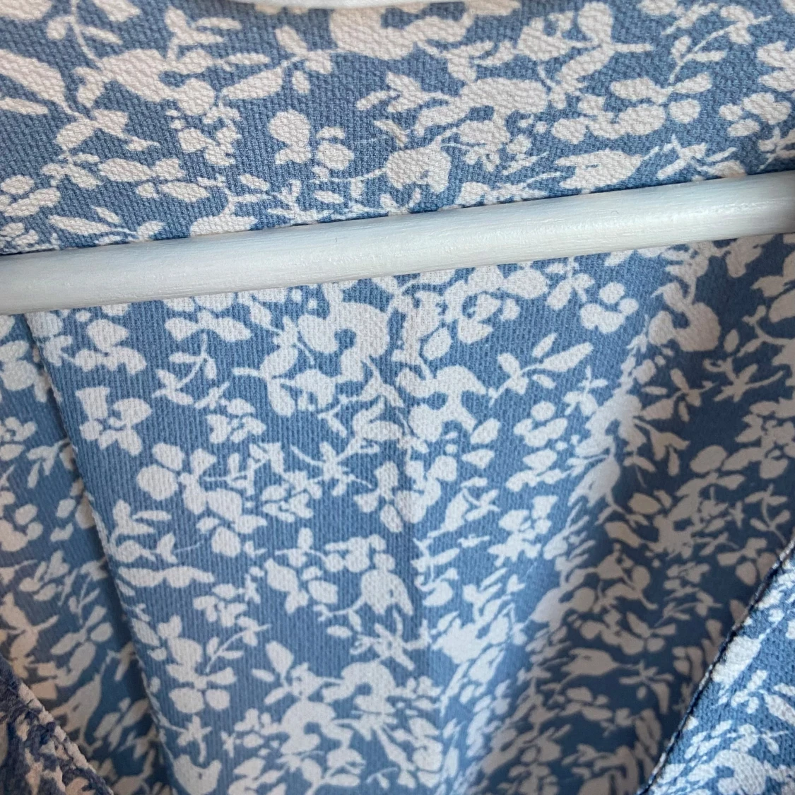 Blåvit blommig omlottklänning Only - 2