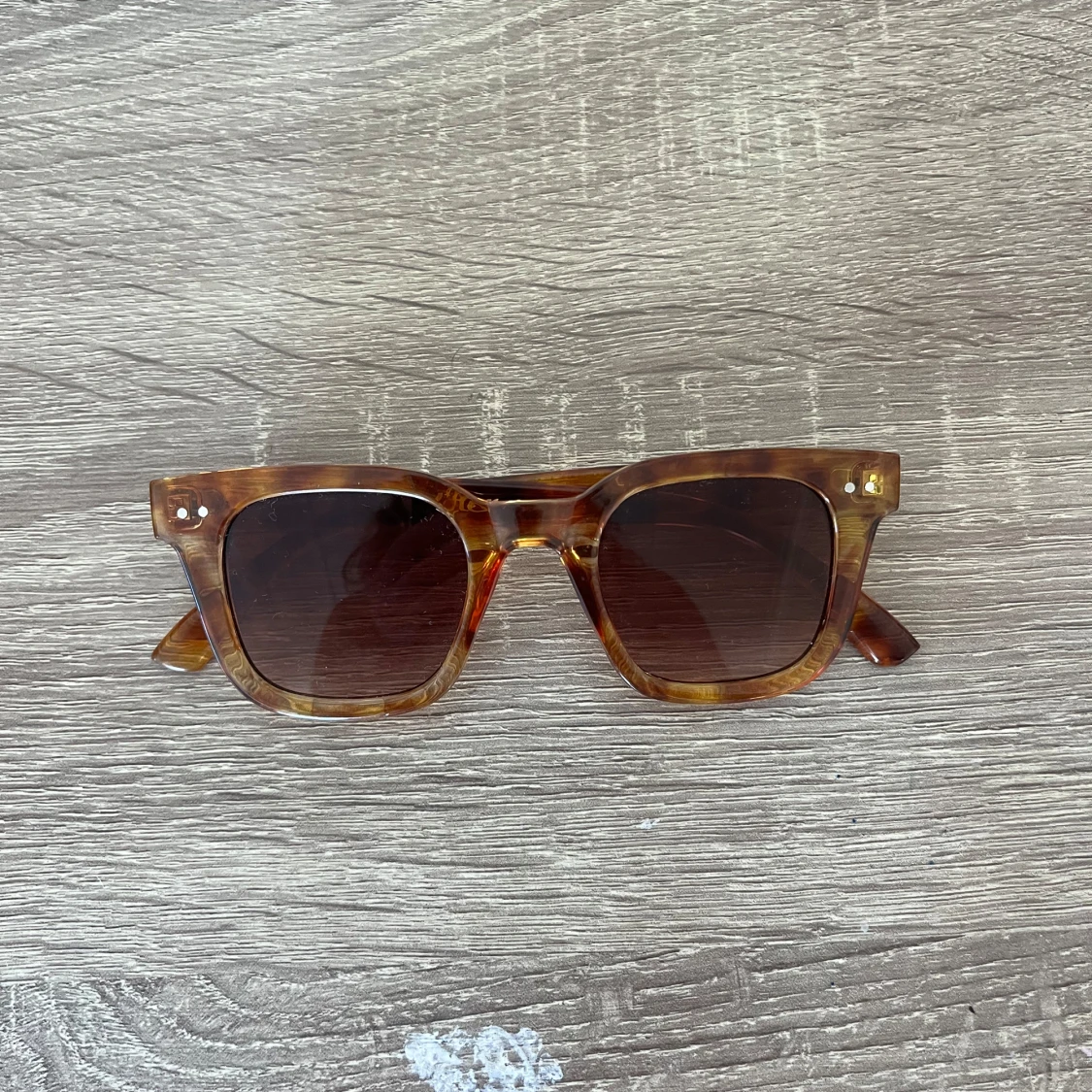 Brun mönstrade solglasögon från Glitter