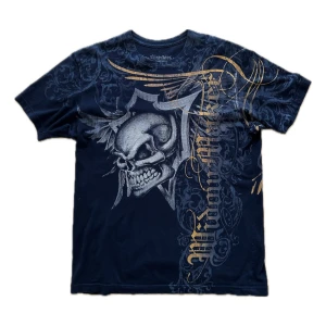 Cool affliction liknande t-shirt - Riktigt cool t-shirt som liknar affliction. I mycket bra skick, knappt använd. Bredd: 52 cm. Längd: 72 cm. Ställ gärna frågor.