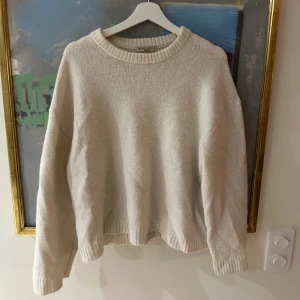 Krämvit stickad tröja från Gina Tricot - Mysig stickad tröja från Gina Tricot! 