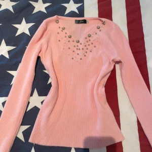 Y2K topp xs/ xxs - Superfin v ringad lite y2k topp, i storleken xs/xxs. Det står att den är i storlek xl, storlekarna var annorlunda förut och det har säkert krympt i tvätten!💕💕 PRISET GÅR ATT DISKUTERA 🤗 INTE FRÅN JUNKYARD YTAN FRÅN JUN