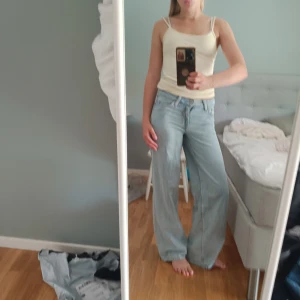 Baggy jeans från weekday - Säljer dessa lågmidjade baggy jeansen från weekday i modellen ample low loose då de tyvärr är för små för mig smak. Storlek w24 l32!