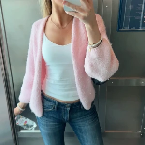 Ljusrosa  kofta från Lindex  - Snygg rosa kofta från Lindex i väldigt bra skick men tyvärr inte kommer till användning. Den är  i storlek M/L men passar även mig som vanligtvis har XS eller S. 💕kontakta mig för fler bilder eller funderingar