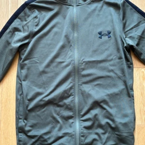 Under Armour Zip - 10/10 skick helt ny aldrig använd  Storlek S Modell slutsåld