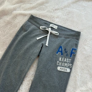 Abercrombie & fitch lågmidjade byxor  - Ett par lågmidjade mjukis byxor från Abercrombie & fitch i storlek S. Rakt över midjemått: 39cm. Gren: 18cm. Innebenslängd: 79cm. Gratis frakt tom 27/7. E97
