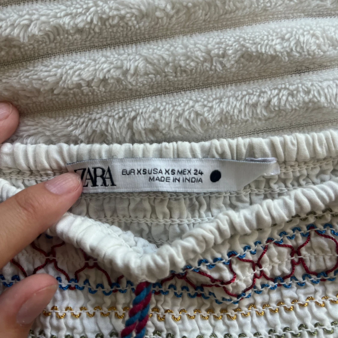 Broderad kortkjol från Zara XS - 2