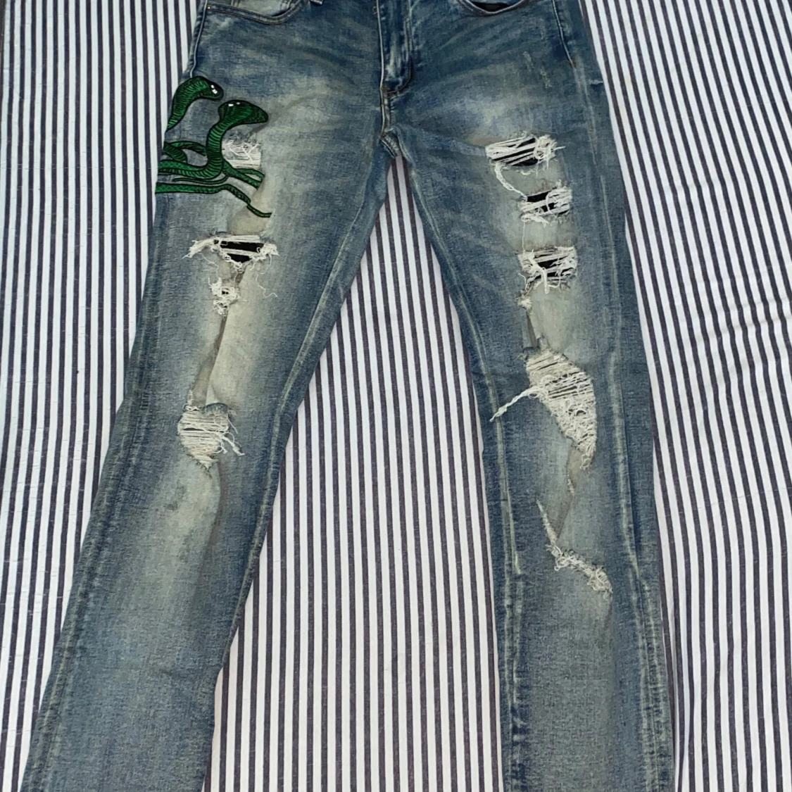 Blå ripped jeans med ormmärke - 2