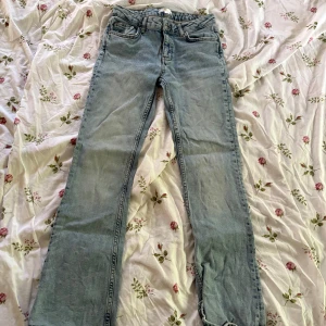 Ljusblå bootcut jeans Gina Young  - Snygga ljusblå jeans från Gina Tricot i klassisk bootcut-modell. Jeansen har fem fickor, normal passform och är tillverkade i mjukt bomullsjeans. Perfekta för dig som gillar en retro vibe och vill ha ett par bekväma jeans med lite utsvängda ben.