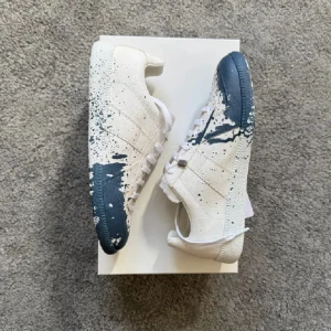 Helt nya maison Margiela! - Hej jag har fått tag på ett sätt att köpa in helt nya maison margiela, just därför så undrar jag om någon hade varit intresserad i att köpa ett par, tyvärr i 39 men passar 41 vilket e bra!INTRESSEKOLL