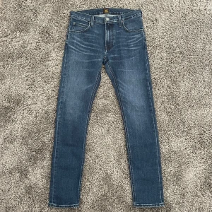 Lee Luke Jeans - Riktigt snygga ljusblåa nästan helt nya Lee Luke Jeans i en slimfit passform. Storlek: W30/L32. Hör av dig vid funderingar!🤩