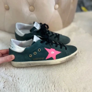 SÖKER - Söker dessa golden goose sneakers, skriv om ni har någon av storlek 38/39/40💗💗