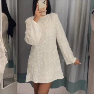 Glitter klänning  - Glitter klänning med rosett bak, stolek xs från H&M. Jätte fint skick 