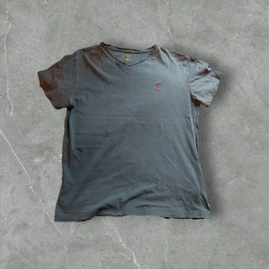 Ralph lauren t-shirt - Tjena, nu säljer jag denna riktigt snygga v-ringade t-shirt från Polo Ralph Lauren med den klassiska röda loggan broderad på bröstet. T-shirten är i mjuk bomull, perfekt för en avslappnad stil. Kan gå ner i pris vid snabb affär😁