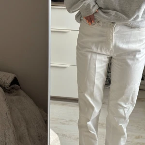Vita jeans från Cubus - Snygga vita mom jeans från Cubus i storlek 32💕
