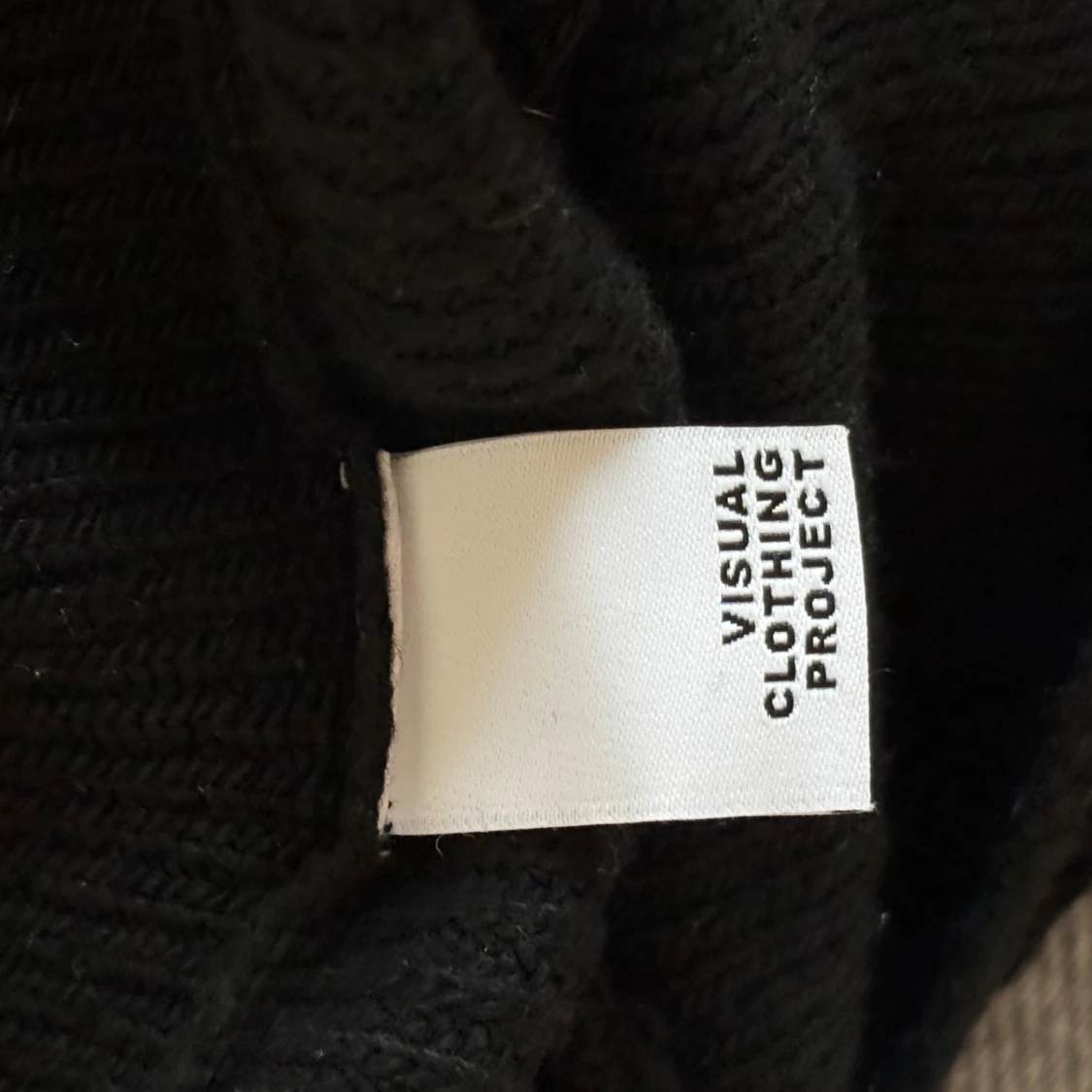 Svart stickad väst med knytning vid höfterna från Visual Clothing Project - 2