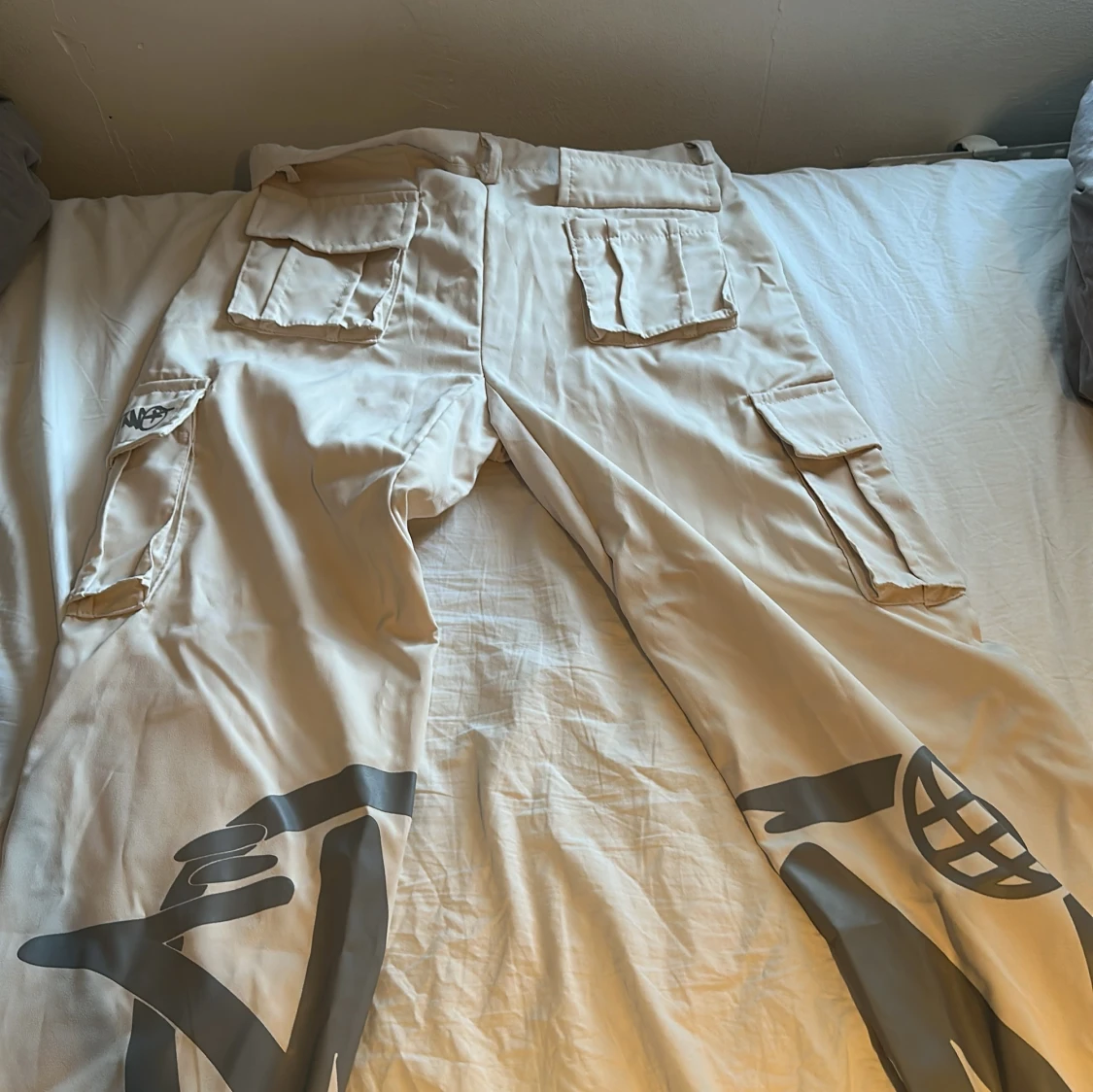 Beige cargopants med grått tryck - 2