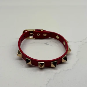 Valentino Armband - Valentino Armband | Skick 10/10 Sprillans nytt | Passar både män och kvinnor | Ingen Box | Färgen Röd | Hör av er för mer information/bilder
