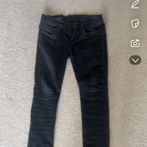 Svarta jeans från dondup - Tja jag säljer ett par av mina dondup jeans! Hör av er vid minsta lilla
