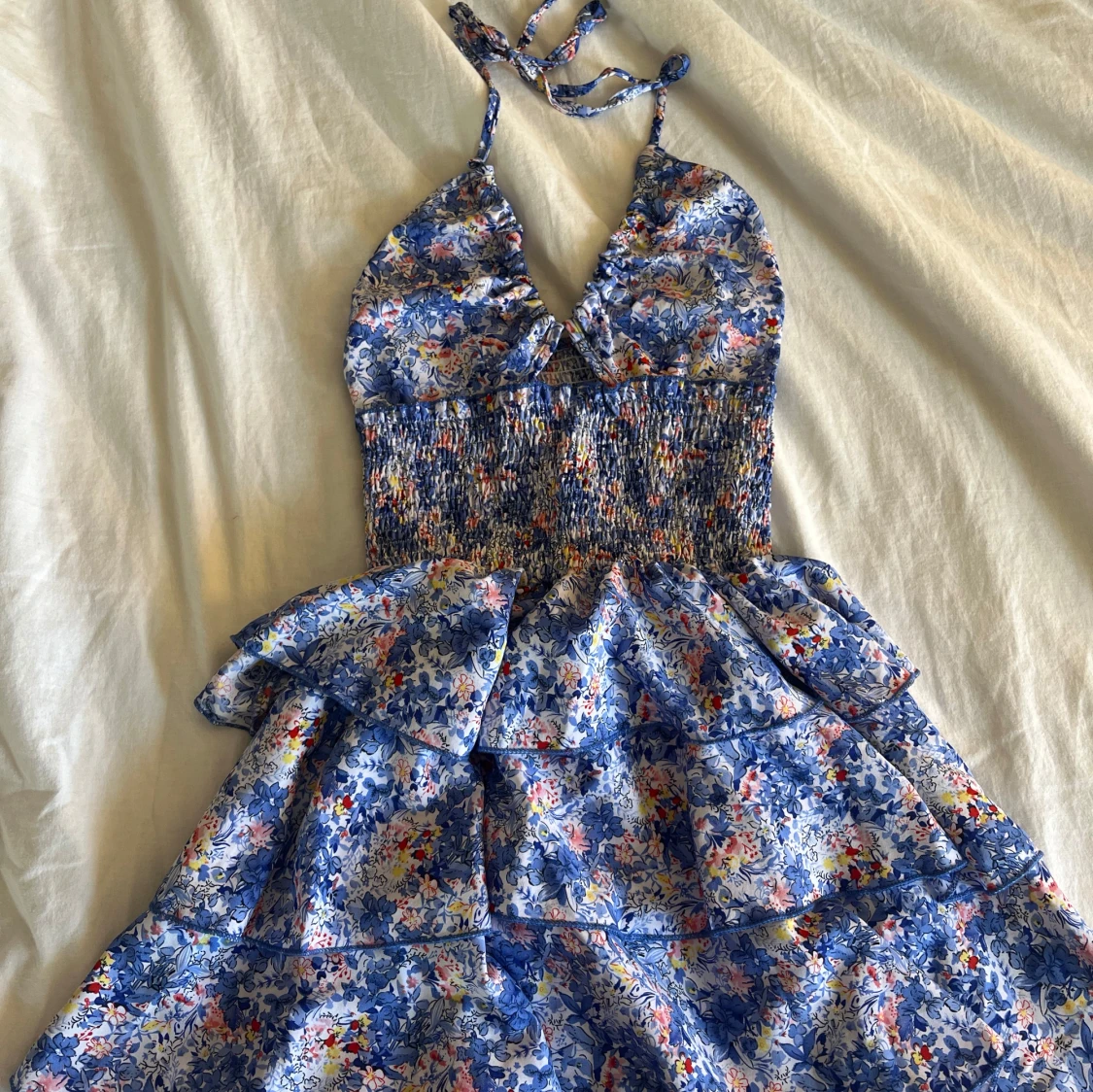 Blommig blå kortklänning med volanger shein