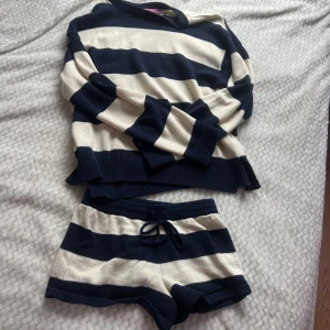 Randiga stickade shorts & tröja - Stickat set men shorts & tröja , från Edikted , bra skick 