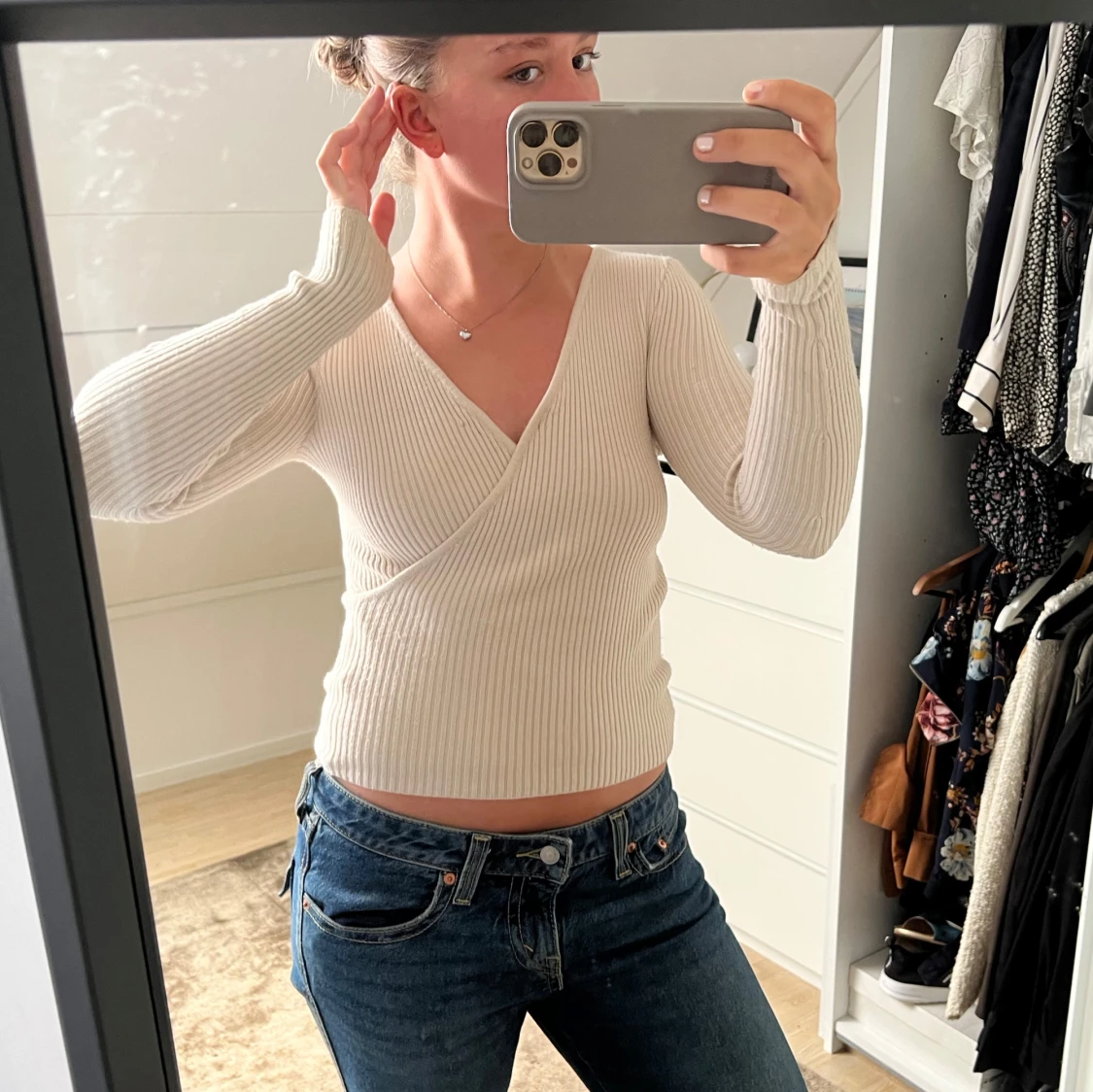 Beige ribbad omlottopp