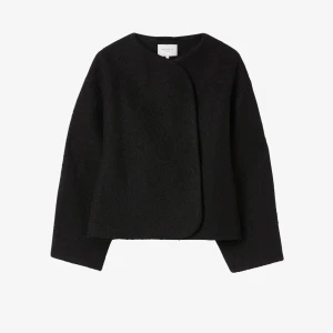 Svart kappa Stockh LM Studio - Intressekoll på min svarta jacka från stockh lm studio som är slutsåld. Jackan är i storlek S och är oanvänd🌸