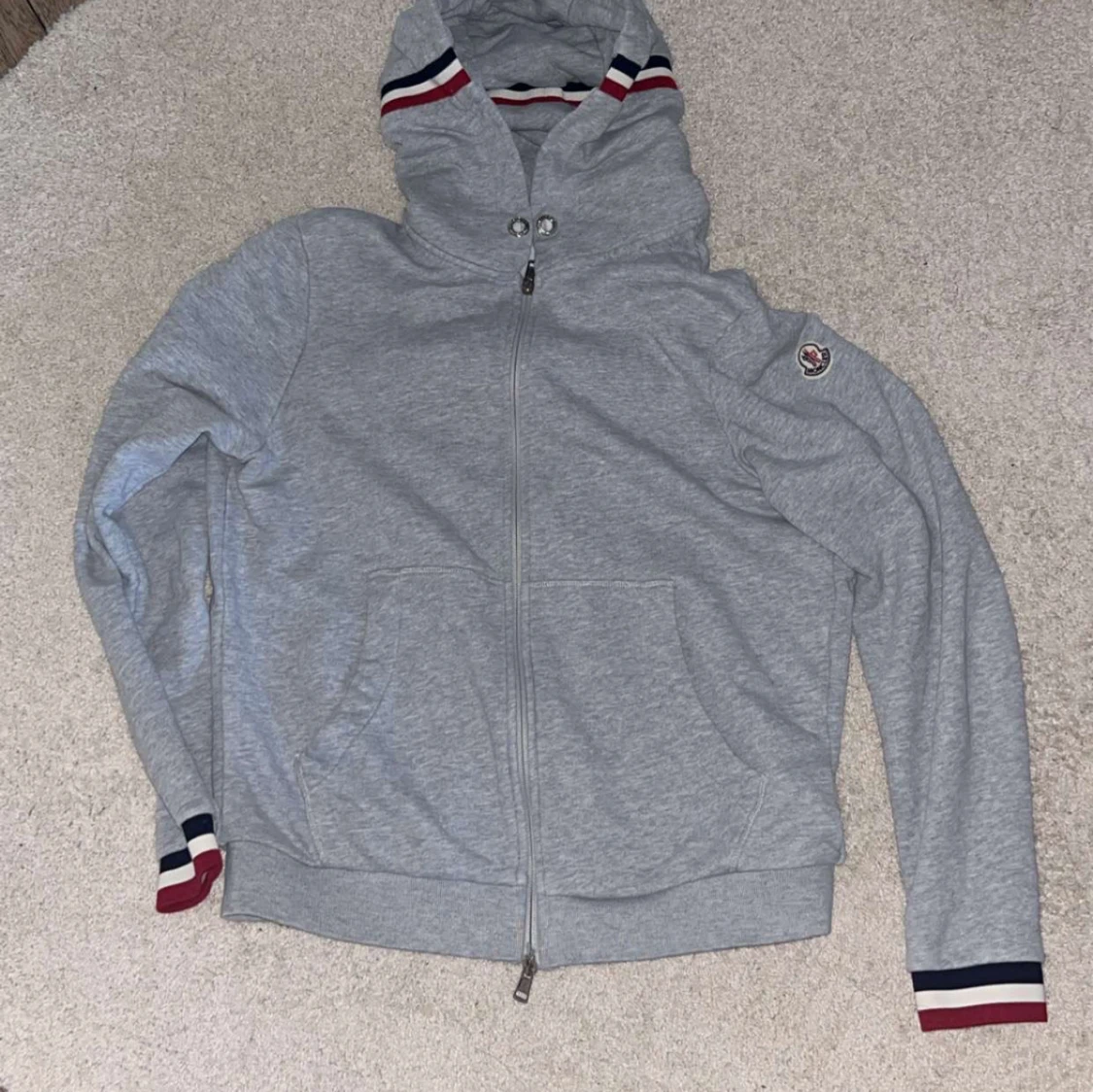 Grå Moncler hoodie med huva