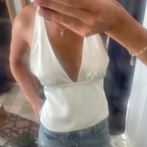 Vit halterneck topp i satin från Zara - I storlek M