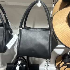 Svart handväska från Wera i skinn - Stilren svart handväska från Wera i äkta skinn! Väskan är använd en gång därför i ett ny skick och inga tecken på användning! Ny pris ligger på 999kr💓💓❤️
